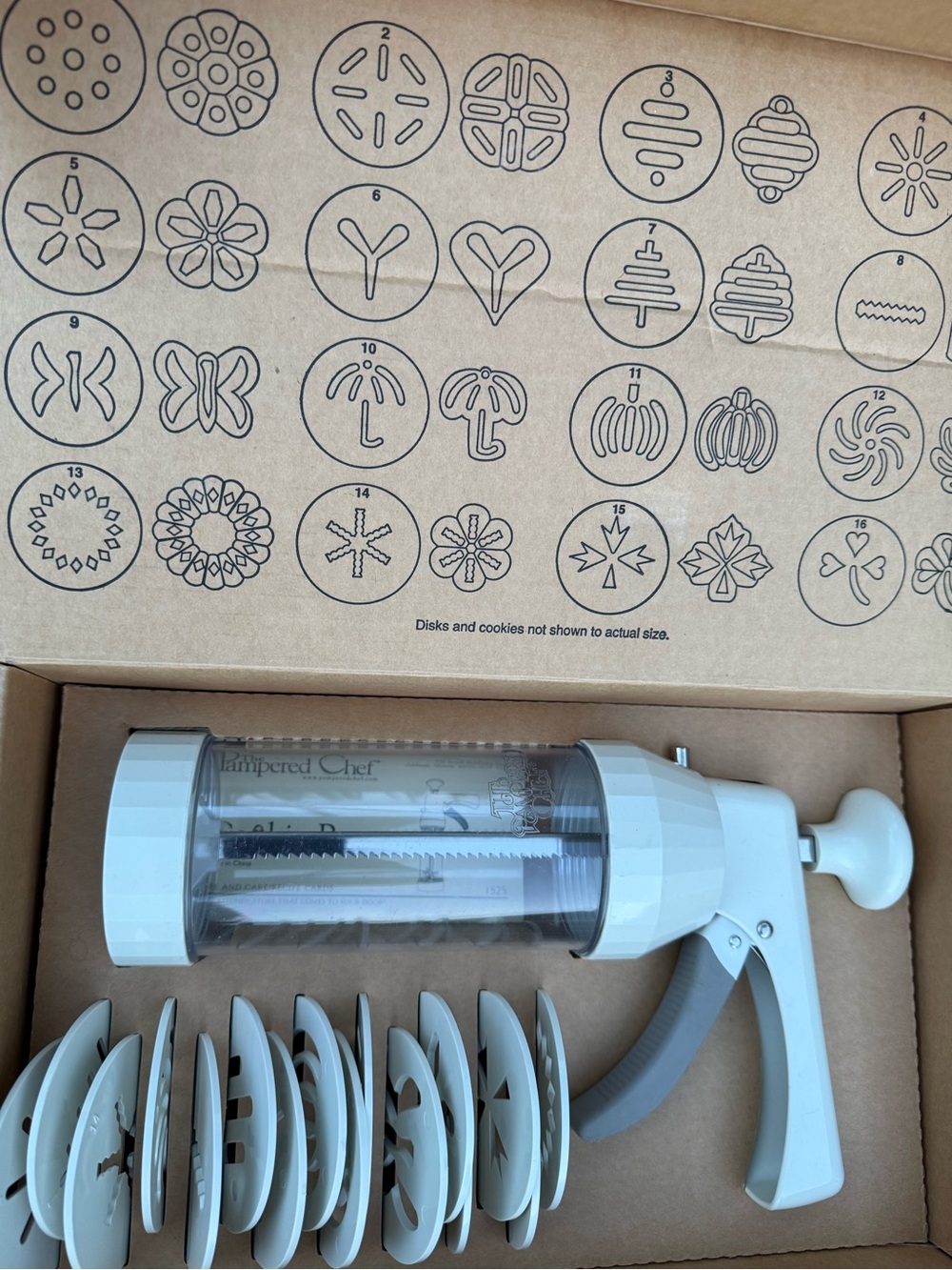 Pampered Chef 1525 cookie press with 16 discs